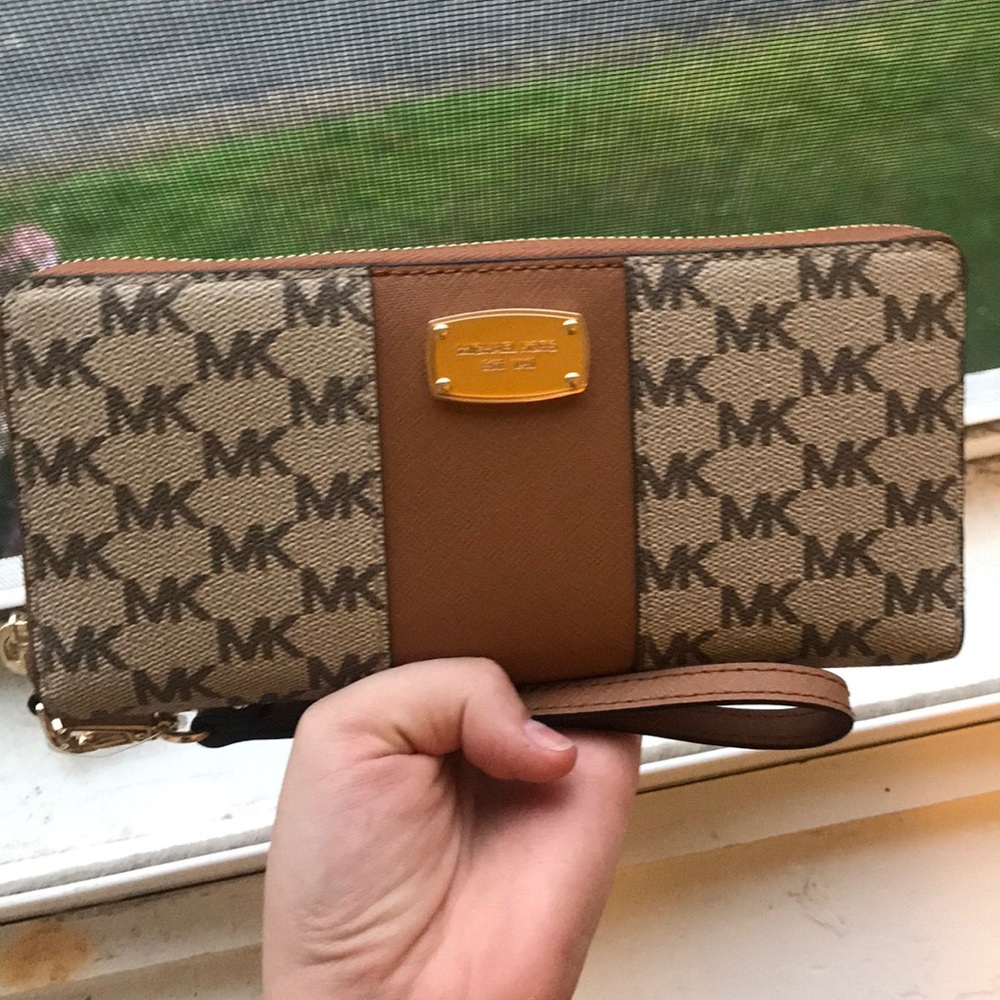 Michael Kors wristlet